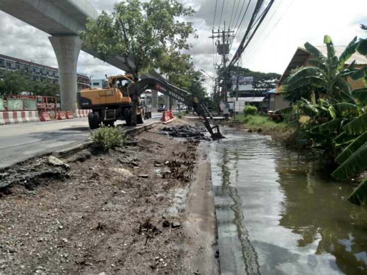 ขุดลอกคูคลองตามแนวรถไฟฟ้า