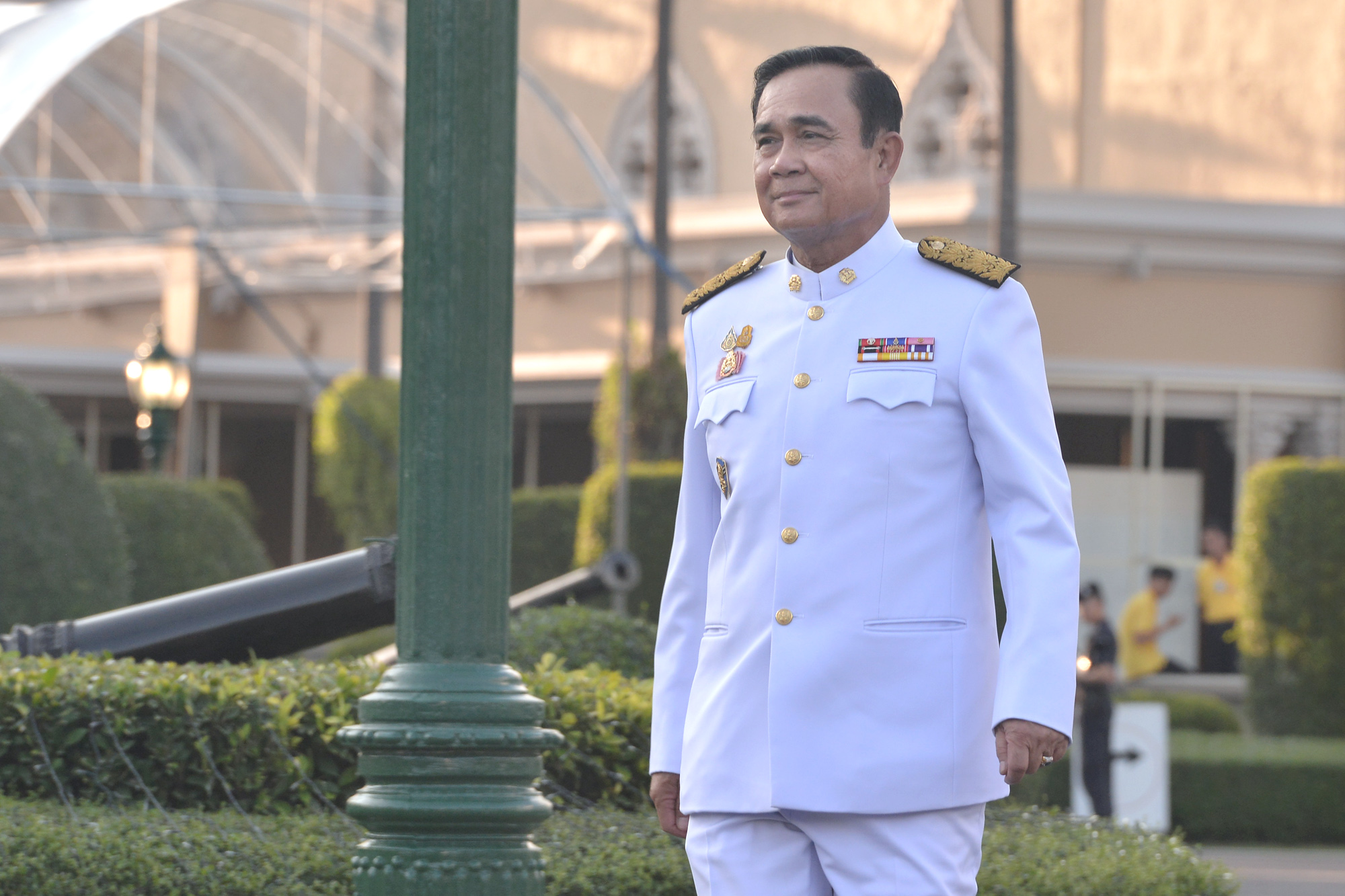 พักงานนายกฯ ประยุทธ์ รับเงินเดือน รมว.กลาโหม หลักแสน