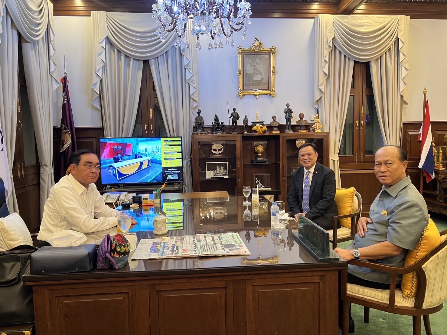 ประยุทธ์ เปิดห้องกลาโหม คุยสถานการณ์บ้านเมือง กับ บิ๊กป๊อก-อนุทิน