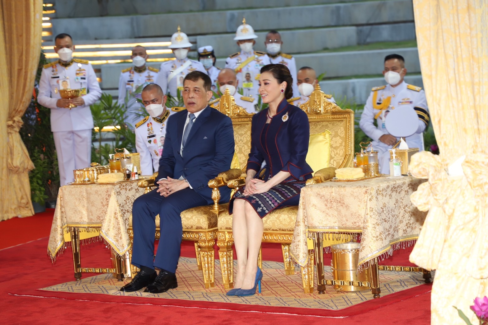 ในหลวง พระราชินี เสด็จฯ สวนป่าเบญจกิติ ทรงปลูกต้นรวงผึ้ง