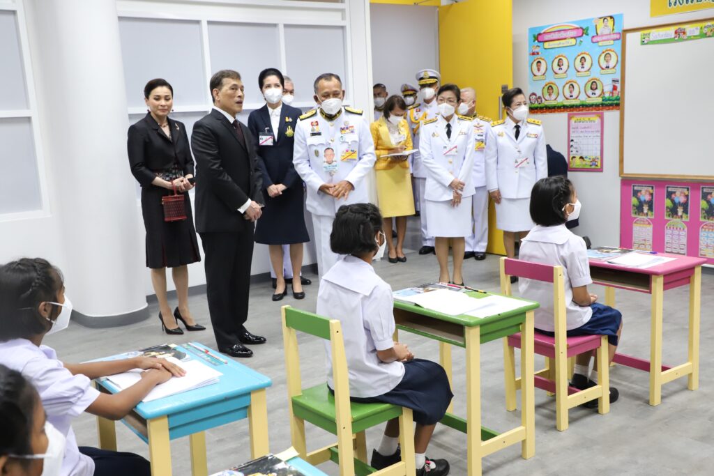 ในหลวง พระราชินี เสด็จฯ เปิดอาคารสถานีวิทยุโทรทัศน์การศึกษาทางไกลผ่านดาวเทียม