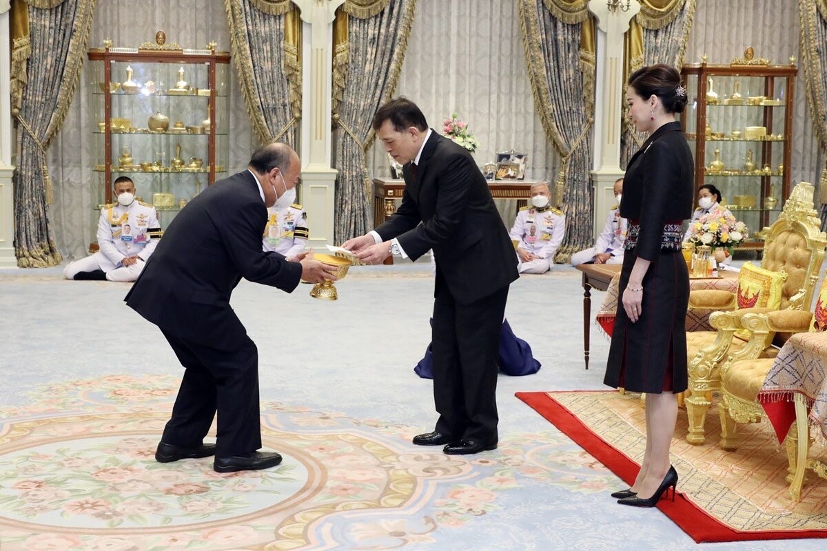 ในหลวง พระราชทานพระบรมราชวโรกาสให้ คีรี กาญจนพาสน์ และคณะเฝ้าฯ