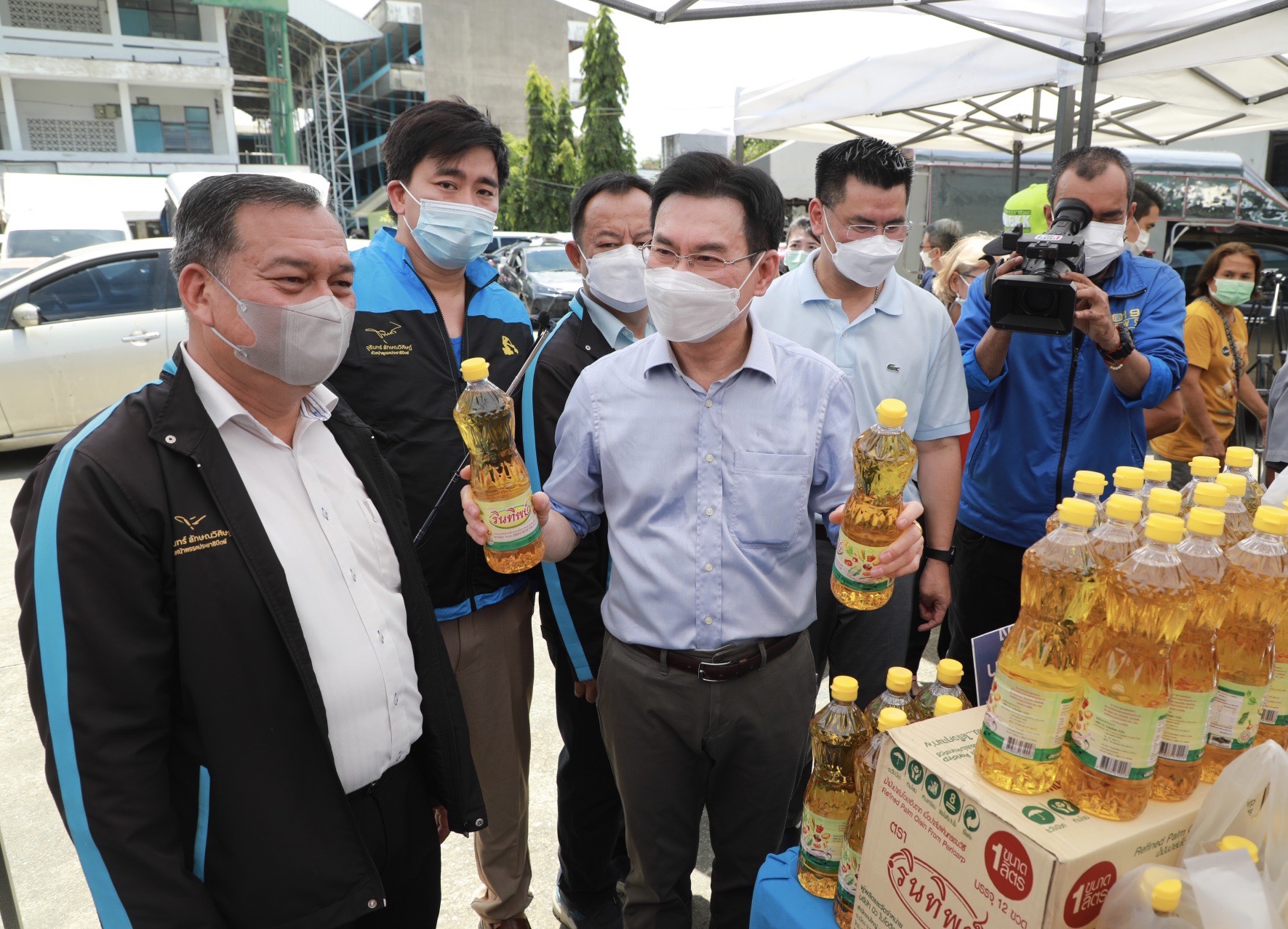 จุรินทร์ ปลื้ม คาราวานพาณิชย์ Lot 20 กระแสตอบรับดี ลดสูงสุด 62%