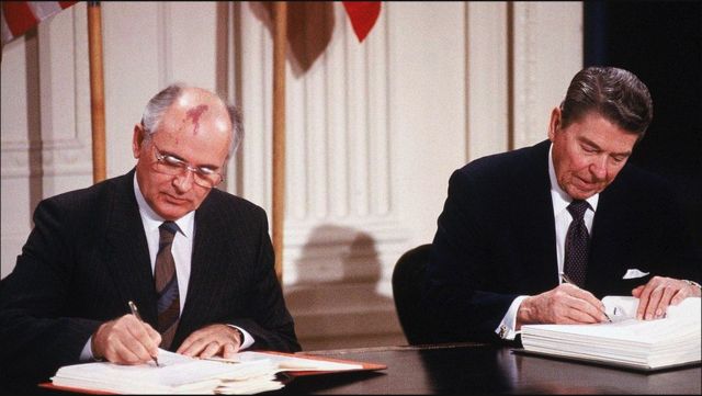 โรนัลด์ เรแกน และกอร์บาชอฟ ลงนามในสนธิสัญญาควบคุมอาวุธนิวเคลียร์ในปี 1987