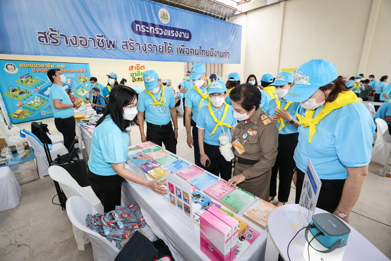 วันแม่แห่งชาติ: ก.แรงงานจัดบูทจิตอาสาพระราชทาน สร้างอาชีพ สร้างรายได้