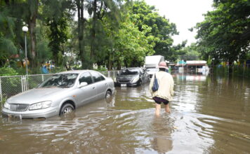 น้ำท่วมขังย่านแฟลตเคหะชุมชนรามอินทรา กม.4 หลังจากมีฝนตกหนักติดต่อกันหลายวัน