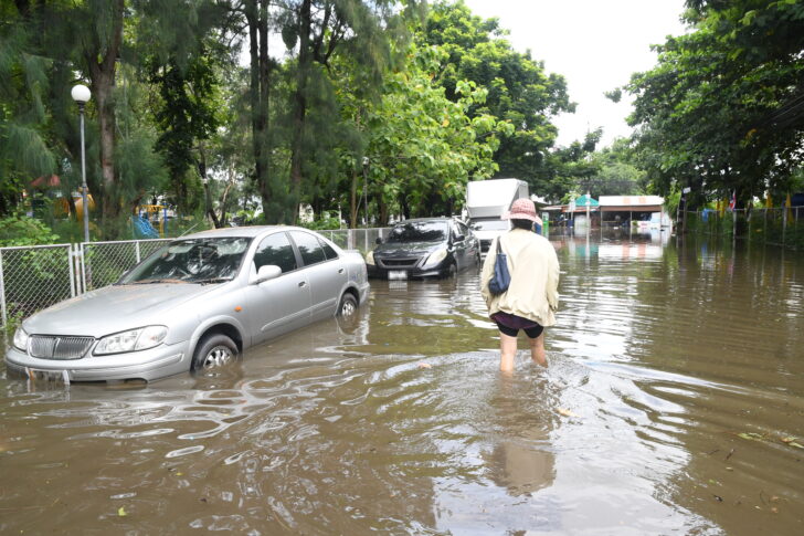 น้ำท่วมขังย่านแฟลตเคหะชุมชนรามอินทรา กม.4 หลังจากมีฝนตกหนักติดต่อกันหลายวัน