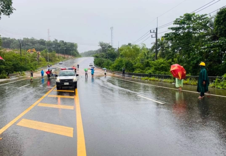 ฝนตกถนน กรมอุตุฯ ประกาศเตือนฉบับ 6 ฝนตกหนักมาก คลื่นสูง 3 เมตร 8-9 ส.ค.