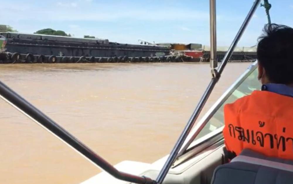 เรือขนปูนชนตอม่อกลางเจ้าพระยา เจ้าท่าอยุธยาสั่งห้ามเดินเรือต่อ