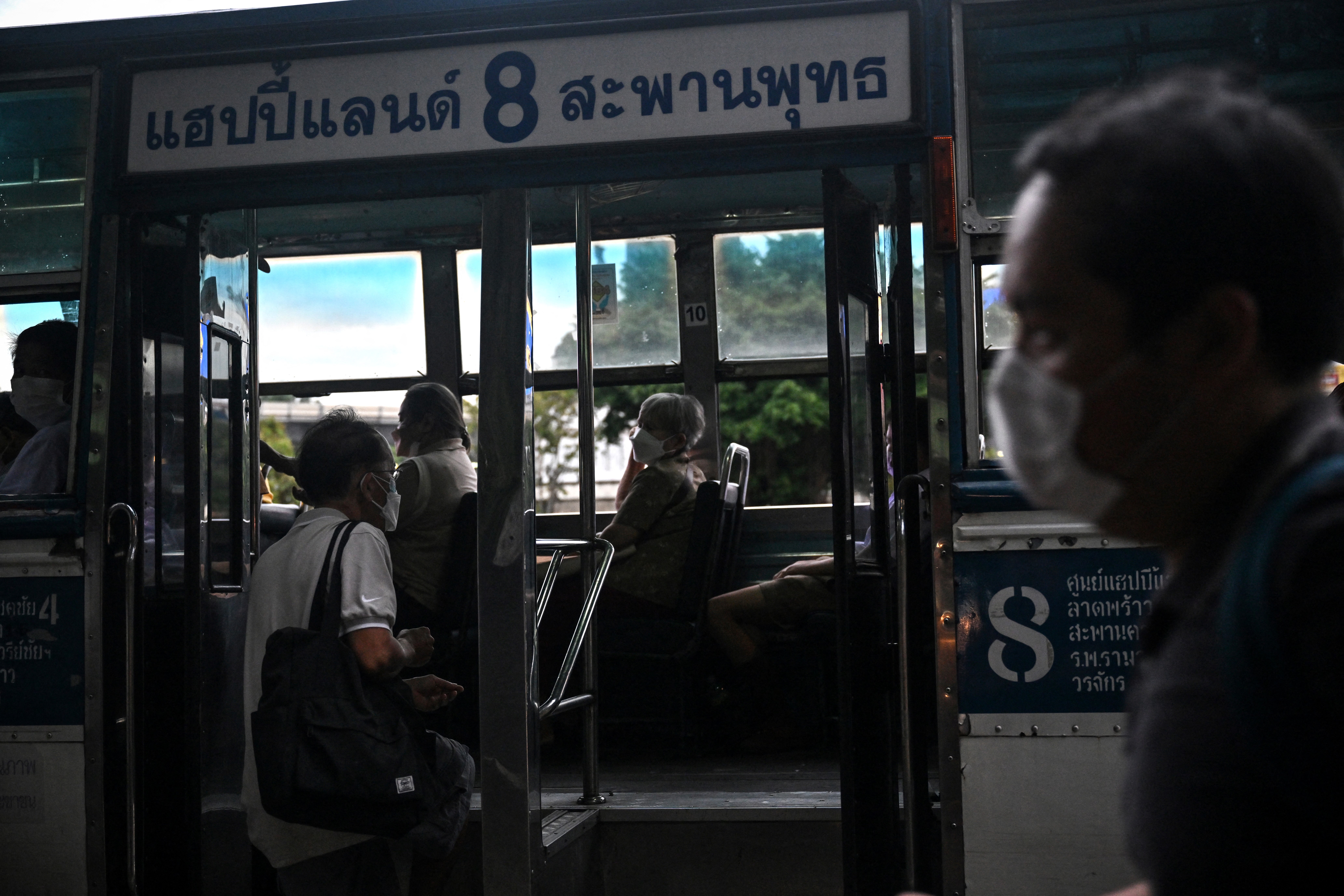 THAILAND-BANGKOK-BUS-OFFBEAT เช็กสิทธิบัตรสวัสดิการแห่งรัฐ ต.ค. 2565