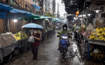 ฝนตก น้ำท่วม กรุงเทพ ตลาด