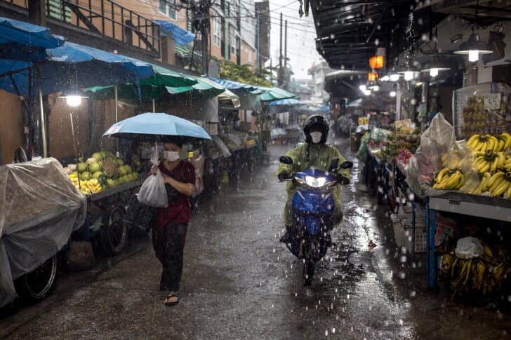 ฝนตก น้ำท่วม กรุงเทพ ตลาด