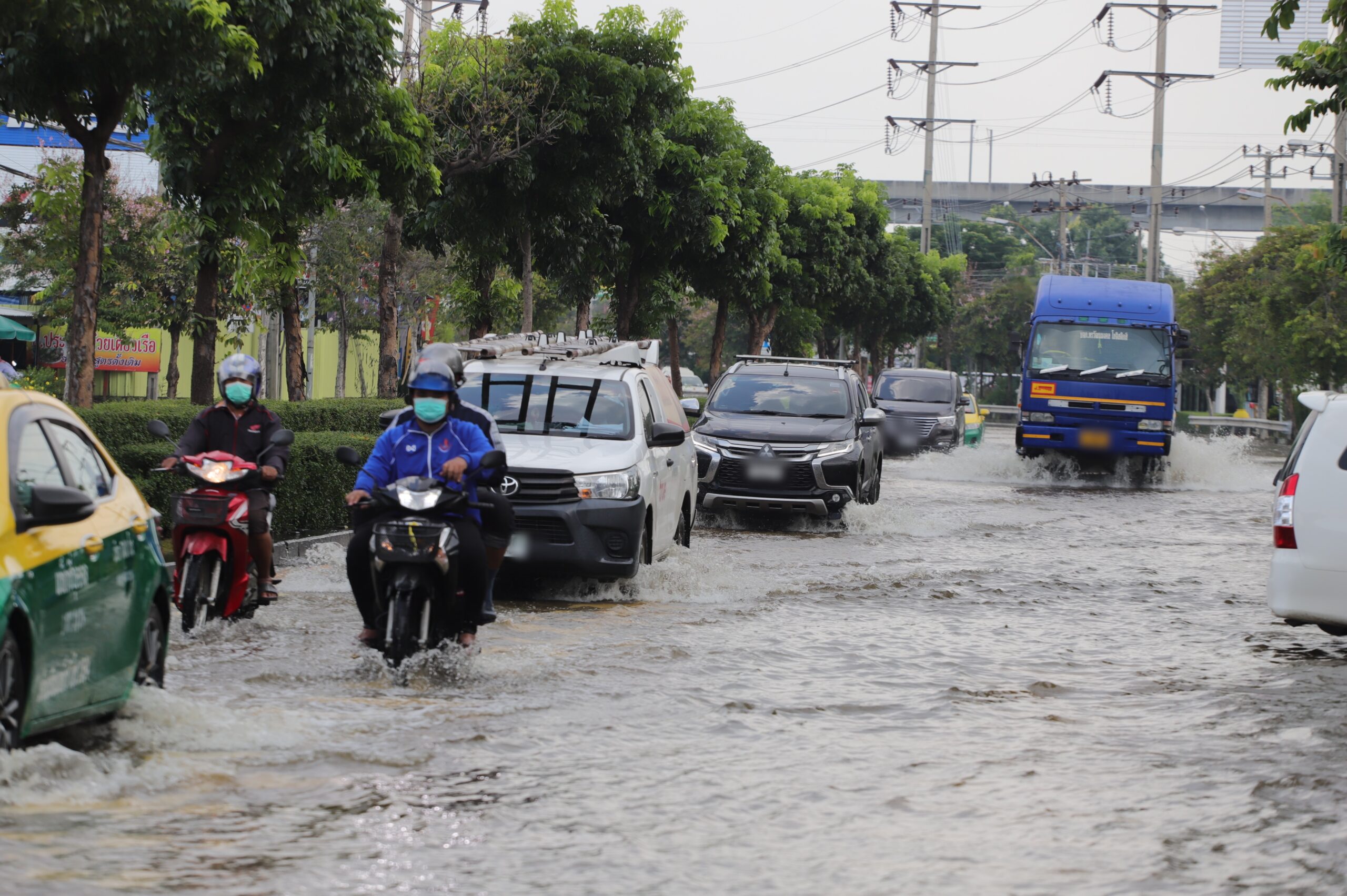 ประวิตร สั่งระดมสรรพกำลังเครื่องมือ-ยานพาหนะ เร่งระบายน้ำท่วม
