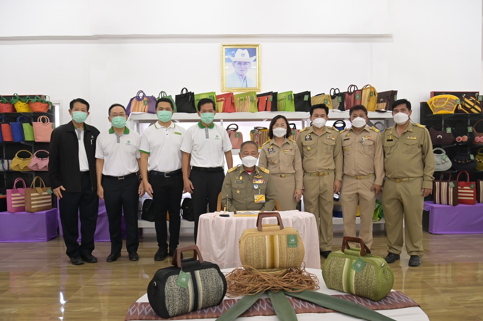 องคมนตรี ลงพื้นที่ตรวจเยี่ยมการดำเนินงานหมู่บ้านสหกรณ์ ในโครงการตามพระราชประสงค์หุบกะพง จ.เพชรบุรี