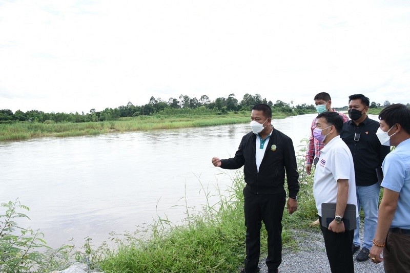 รองอธิบดีฯ ชูชาติ ลงพื้นที่ตรวจความพร้อมการก่อสร้างโครงการอาคารบังคับน้ำในแม่น้ำปิง