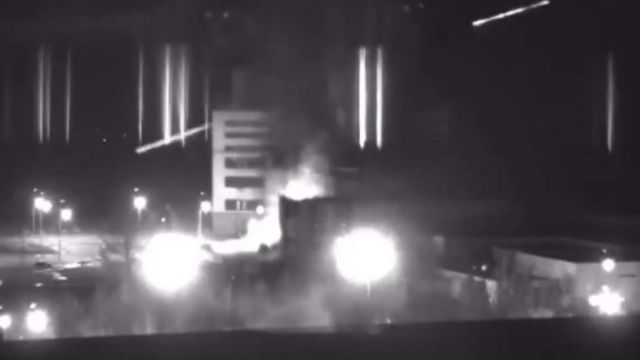 ภาพจากกล้องซีซีทีวีในเดือน มี.ค. เผยให้เห็นว่า เกิดไฟลุกไหม้ขึ้นที่โรงไฟฟ้าแห่งนี้ในช่วงที่กองทัพรัสเซียรุกรานยูเครน