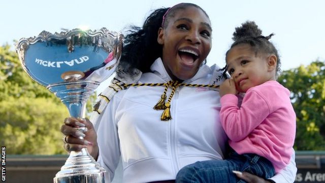 เซเรนา วิลเลียมส์ ฉลองชัยชนะการคว้าแชมป์ออกแลนด์ คลาสสิก ในปี 2020 กับโอลิมเปีย ลูกสาวของเธอชื่อ