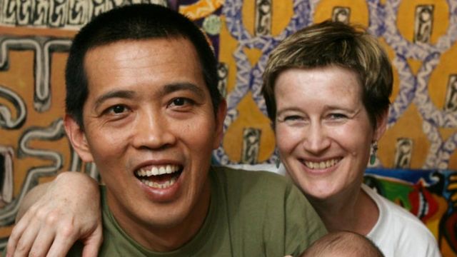 วิกกี โบว์แมน อดีตทูตสหราชอาณาจักรประจำเมียนมา (ขวา) และเทน ลิน ศิลปินชาวเมียนมา สามีของเธอ ในปี 2008
