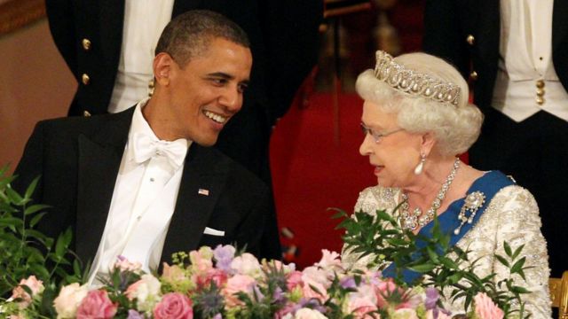 ประธานาธิบดีบารัก โอบามา ในขณะนั้น และสมเด็จพระราชินีนาถเอลิซาเบธที่ 2 ที่งานเลี้ยงอาหารค่ำที่พระราชวังบักกิงแฮมในปี 2011