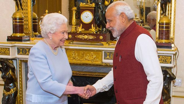 สมเด็จพระราชินีนาถเอลิซาเบธที่ 2 และนายกรัฐมนตรีนเรนทรา โมดี ของอินเดีย ที่พระราชวังบักกิงแฮมในปี 2015