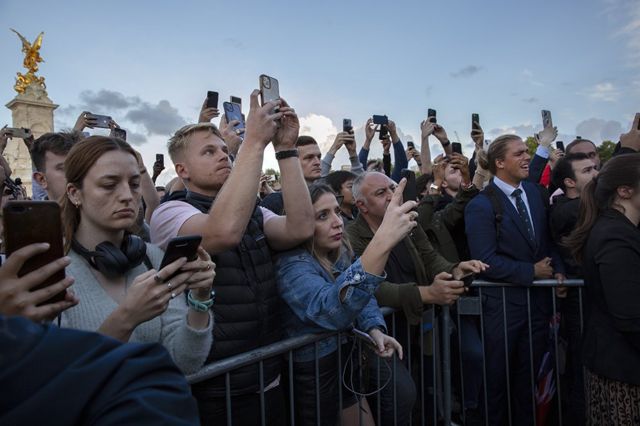 People outside Buckingham Palace