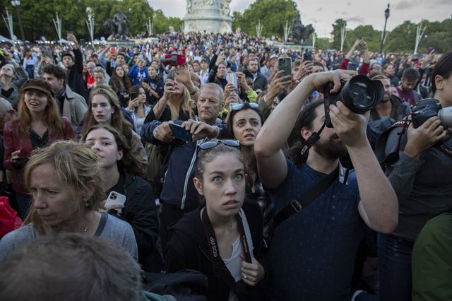 People outside Buckingham Palace