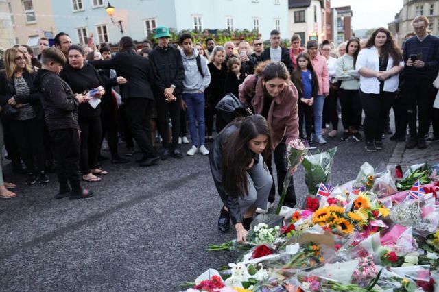 Members of the public leave flowers outside Windsor Castle