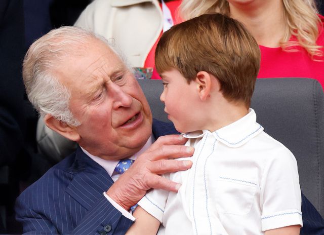 เจ้าชายลูอิสแห่งเคมบริดจ์กับพระอัยกา ในพระราชพิธีเฉลิมฉลองสิริราชสมบัติรอบแพลทินัมปี 2021