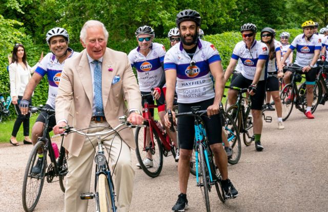 กษัตริย์พระองค์ใหม่ทรงจักรยานร่วมกับสมาชิกกองทุนเพื่อเอเชียแห่งอังกฤษ เมื่อเดือนมิ.ย. 2021