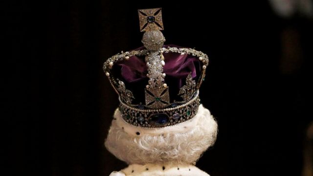 อัญมณีล้ำค่าบนพระมงกุฎ รวมถึงเพชรเม็ดใหญ่ที่สุดในโลกบางส่วน