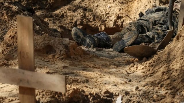 ศพนอนอยู่ที่หลุมศพแห่งหนึ่งในเมืองอิซูม 17 ก.ย. 2022