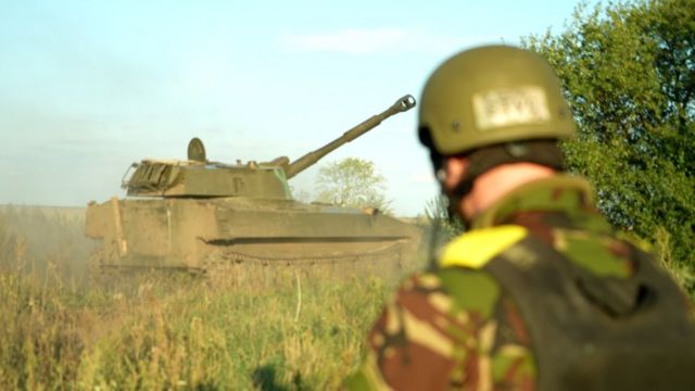 ทหารยูเครนในแนวรบทางใต้ใช้ปืนใหญ่วิถีโค้งอัตตาจรสมัยโซเวียตรุ่นเก่าที่ชื่อว่า "กวอซดิกา"