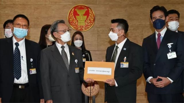 นพ. ชลน่าน ศรีแก้ว ผู้นำฝ่ายค้านในสภา นำทีมยื่นเรื่องผ่านประธานสภาผู้แทนราษฎรเพื่อพิจารณาส่งต่อไปยังศาลรัฐธรรมนูญให้ตีความการดำรงตำแหน่งนายกฯ ครบ 8 ปี ที่รัฐสภา 17 ส.ค.