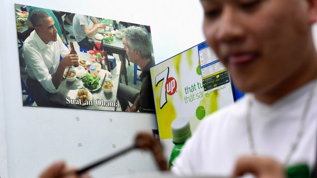 ภาพการเยือนของนายโอบามา อดีตผู้นำสหรัฐฯ ถูกแขวนไว้บนกำแพงในร้านอาหารที่เวียดนาม เพื่อย้ำเตือนว่าเขาเคยมารับประทานอาหารที่นั่น