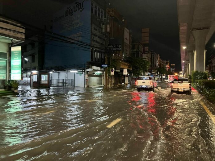 คืนนี้ 1 ทุ่มเป็นต้นไป ฝนตกทั่วกรุงเทพ ซ้ำน้ำท่วมเก่าหลายพื้นที่