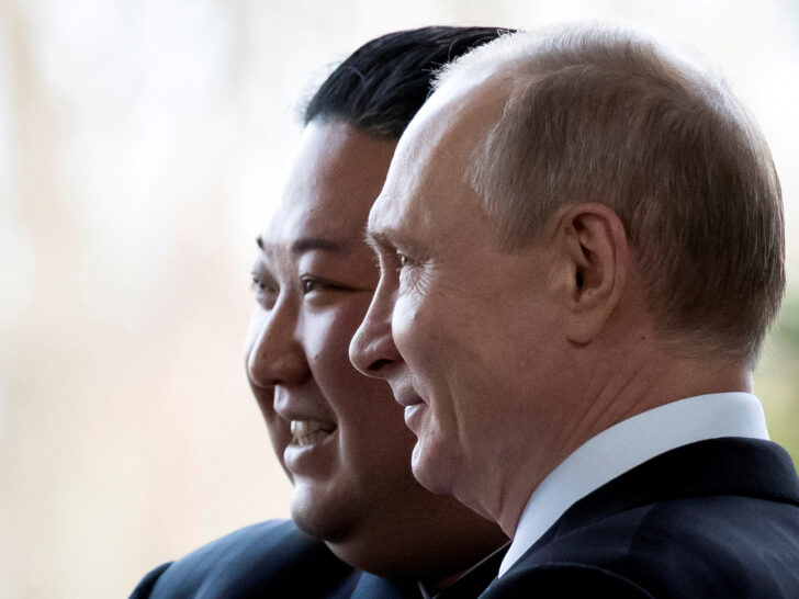 FILE PHOTO: FILE PHOTO: Russian President Vladimir Putin and North Korea's leader Kim Jong Un pose for a photo during their meeting in Vladivostok รัสเซียซื้ออาวุธเกาหลีเหนือ
