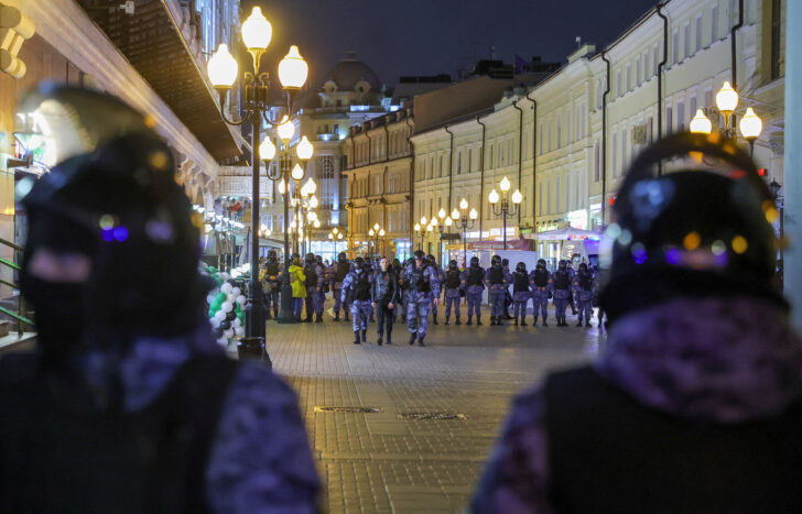 Russian police officers stand guard during an unsanctioned rally in Moscow ชาวรัสเซียนับพันถูกจับ หลังประท้วงต่อต้านปูตินระดมกำลังทหารเพิ่ม