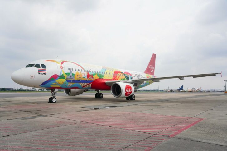 เครื่องบินแบบแอร์บัส เอ320 สายการบินไทยแอร์เอเชีย ตกแต่งภายนอกด้วยลายสถานที่ท่องเที่ยว อาหารไทย