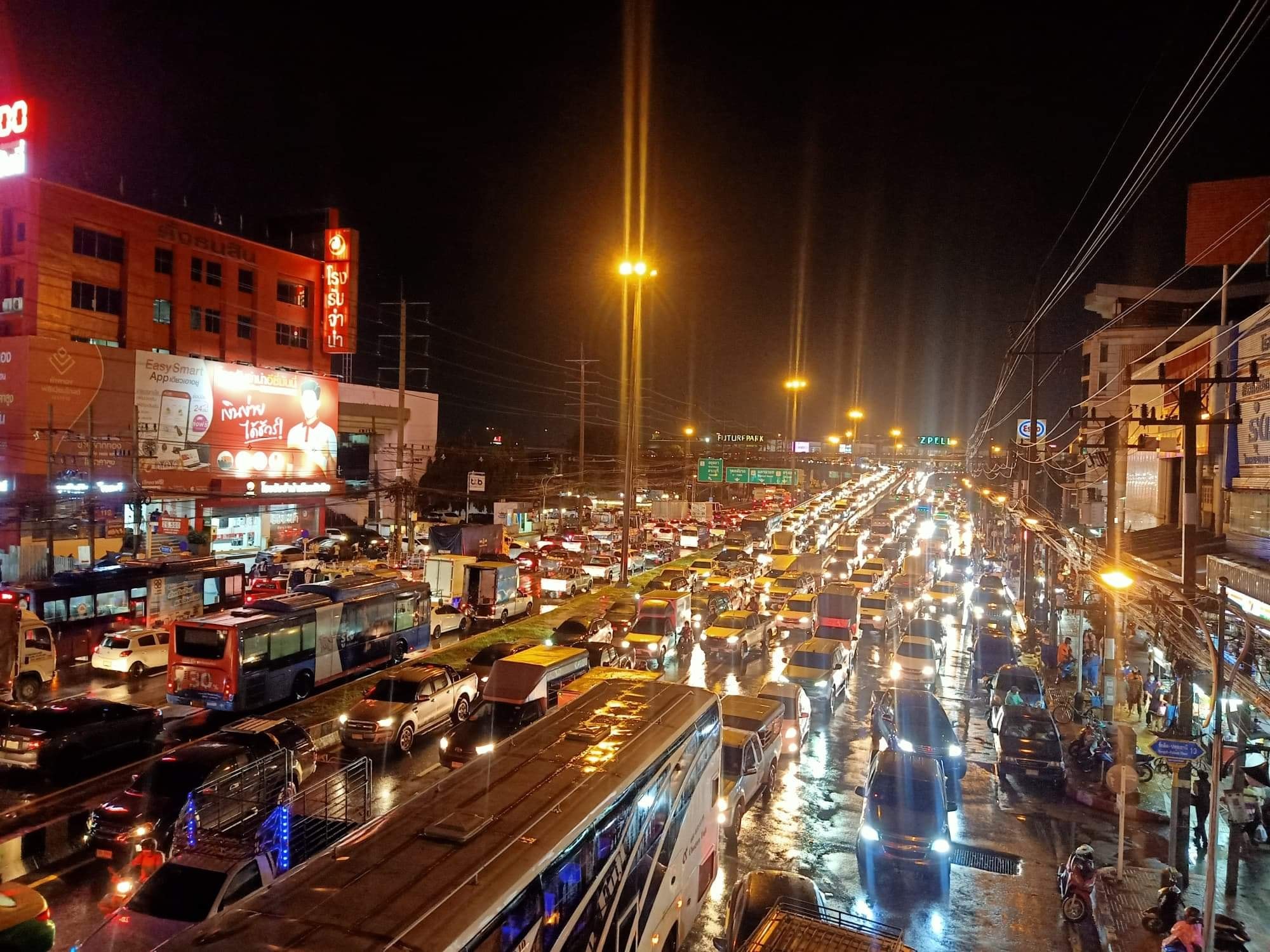 รังสิตยังอ่วม! หลังฝนถล่มหนักน้ำท่วม รถติดแน่นไม่ขยับ