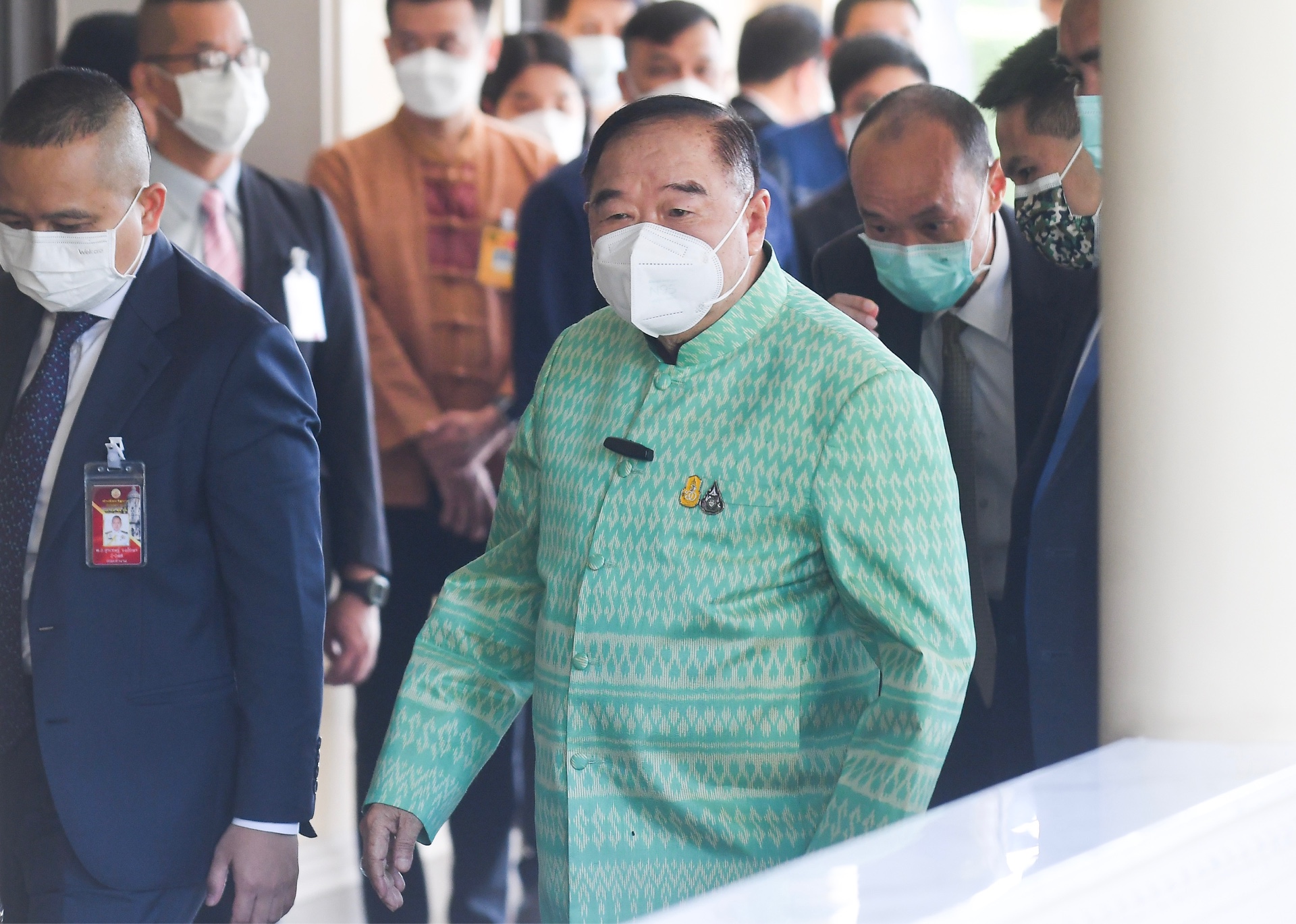 ประวิตร ย้อนให้ถามคุณหญิงพจมาน ไม่ตอบ พปชร. จับมือ เพื่อไทย