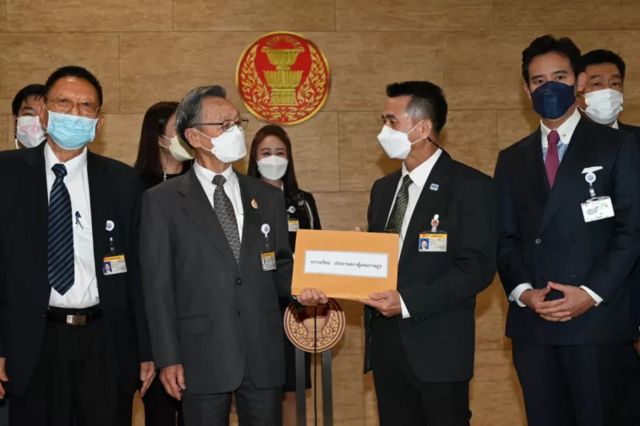 นพ. ชลน่าน ศรีแก้ว ผู้นำฝ่ายค้านในสภา นำทีมยื่นเรื่องผ่านประธานสภาผู้แทนราษฎรเพื่อพิจารณาส่งต่อไปยังศาลรัฐธรรมนูญให้ตีความการดำรงตำแหน่งนายกฯ ครบ 8 ปี ที่รัฐสภา 17 ส.ค.