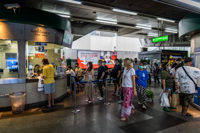 ผู้โดยสายกำลังต่อแถวเพื่อซื้อบัตรโดยสารรถไฟฟ้าบีทีเอส