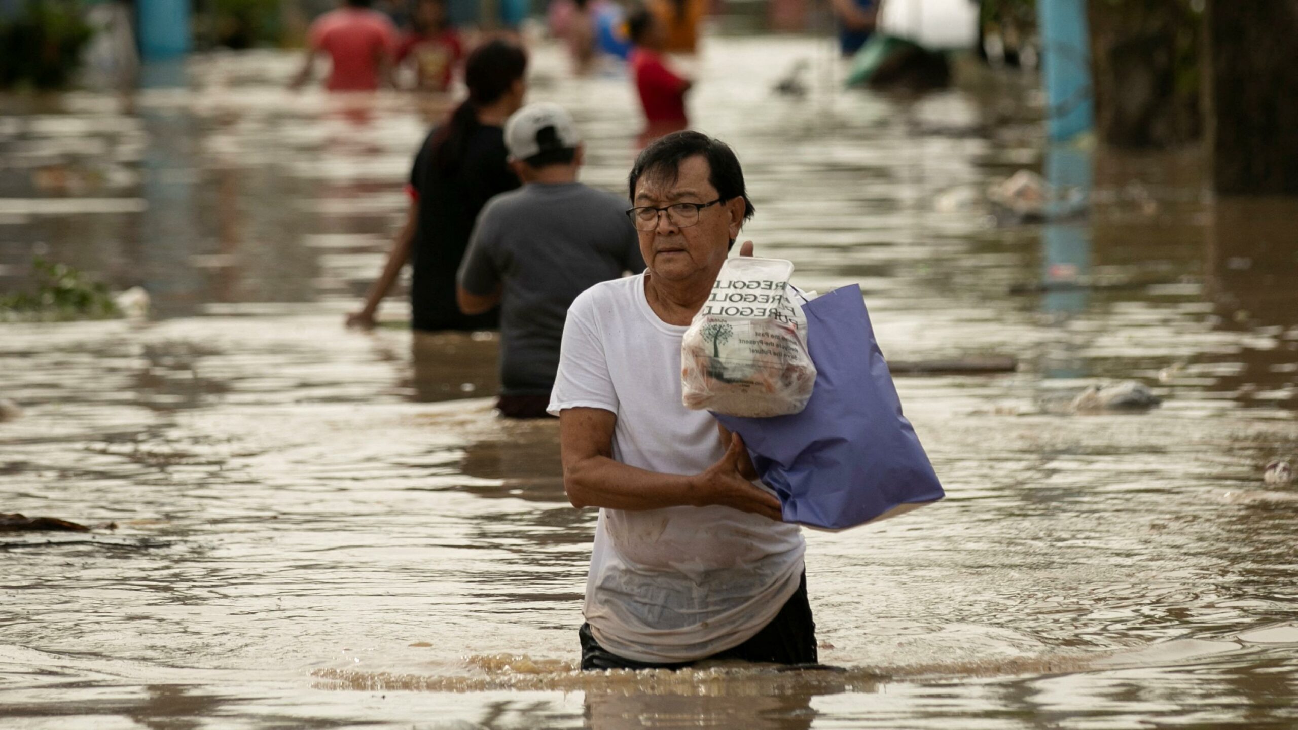 ซูเปอร์ไต้ฝุ่นโนรูพัดถล่มฟิลิปปินส์ อพยพประชาชนแล้วเกือบหมื่น