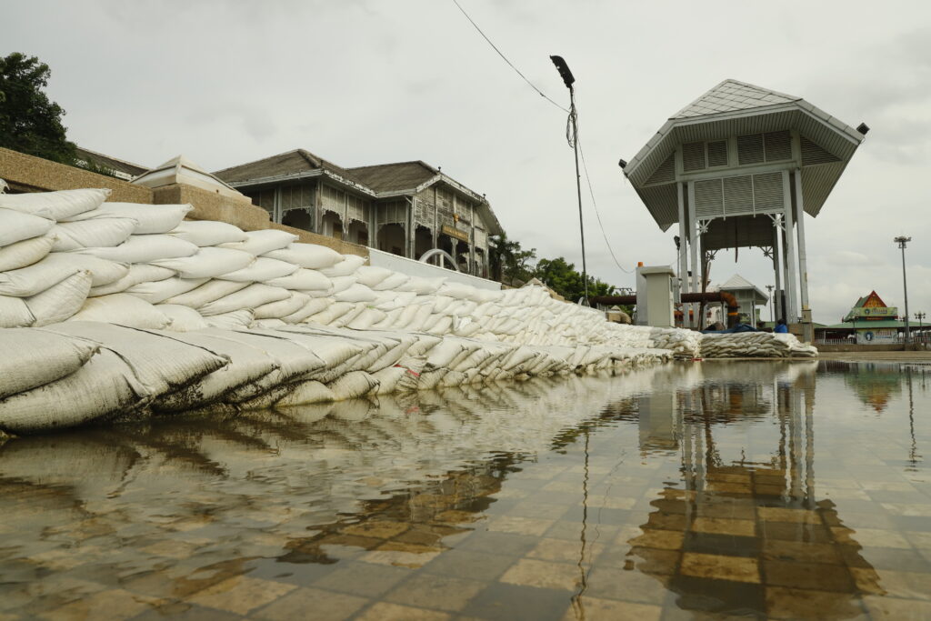 น้ำเอ่อท่วมบริเวณหน้าศาลากลางนนทบุรีหลังเก่าท่าน้ำนนท์​