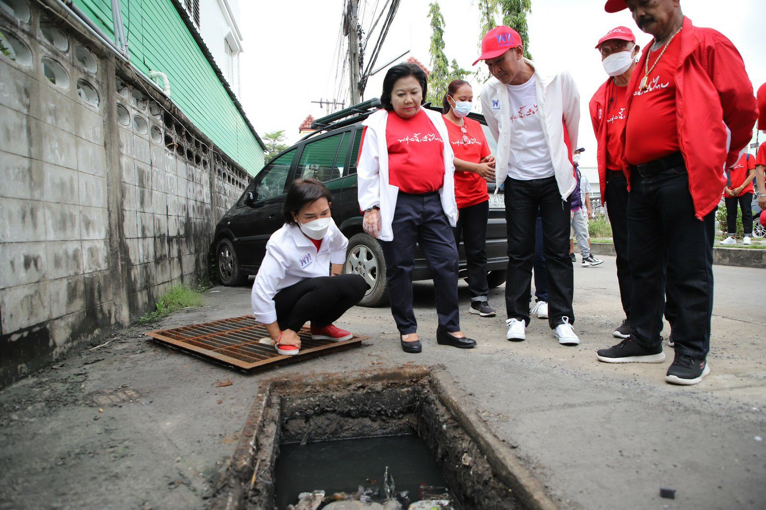 พวงเพ็ชร นำทีมเพื่อไทยลุยสำรวจน้ำท่วม ห่วงฝนระเบิดเหมือนเกาหลีใต้