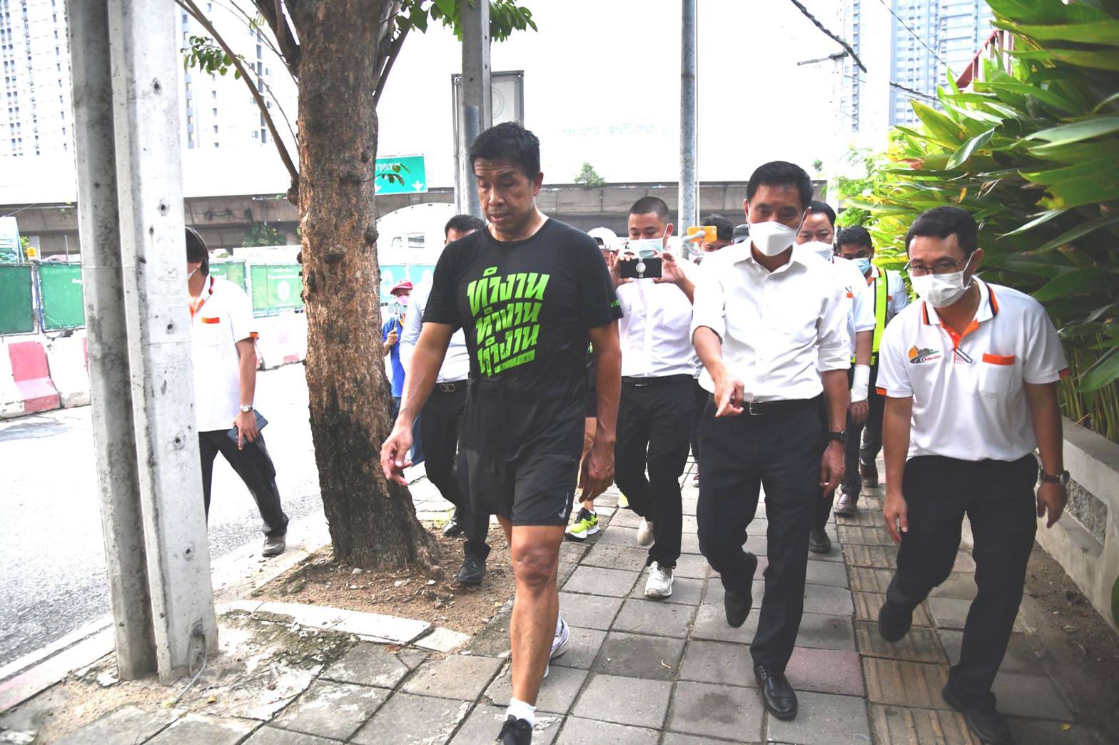 ชัชชาติ ตรวจอุโมงค์ท่าพระหลังเปิดวันแรก สั่งเก็บงานฟุตปาท ผิวจราจรใน 1 เดือน