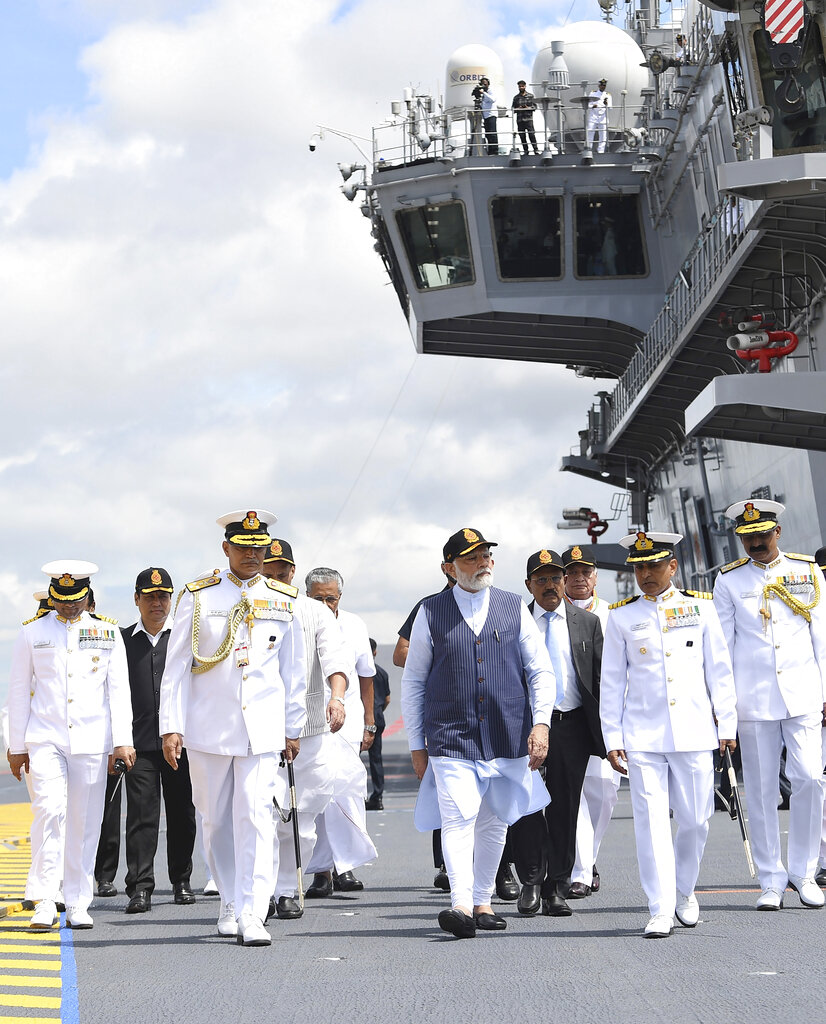 เรือบรรทุกเครื่องบินรบต่อเอง