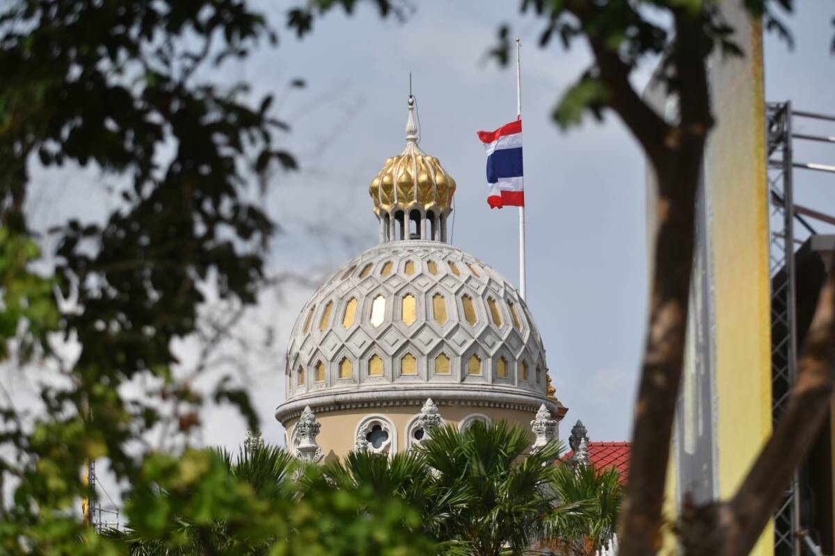 รัฐบาลไทย ลดธงครึ่งเสา 3 วัน ไว้อาลัย ควีนเอลิซาเบธที่ 2 เสด็จสวรรคต