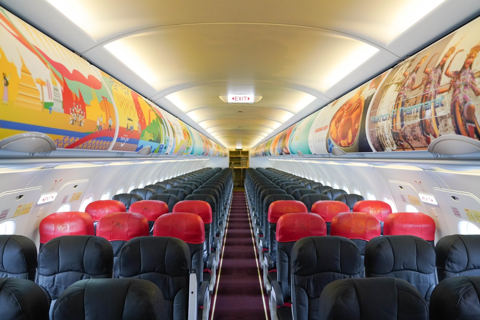 เครื่องบินแบบแอร์บัส เอ320 สายการบินไทยแอร์เอเชีย ตกแต่งช่องเก็บสัมภาระเหนือศีรษะด้วยการ์ตูนอาหารไทย สถานที่ท่องเที่ยวของไทย