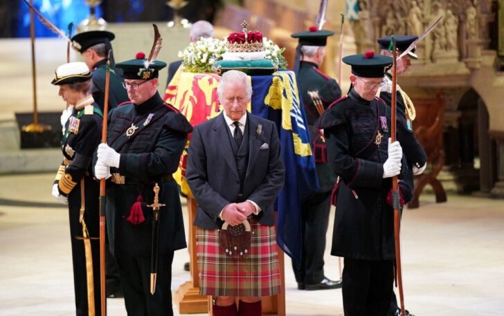 King Charles III คิงชาร์ลส์ นำยืนถวายอารักขาหีบพระบรมศพ